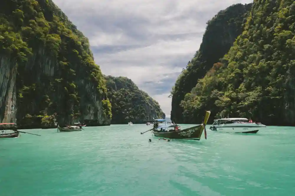 Long Tail Alley in Thailand, one of the best cheap places to travel with friends.